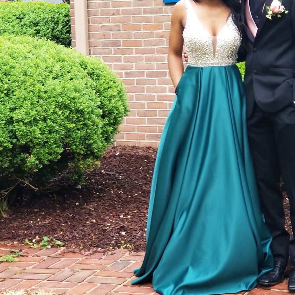 PROM DRESS - Picture 3 of 6